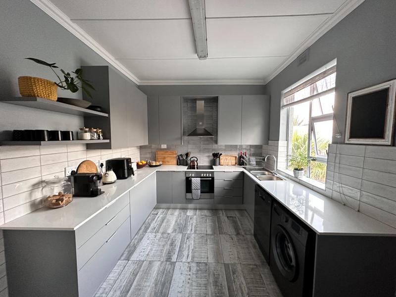 To Let 3 Bedroom Property for Rent in Muizenberg Western Cape